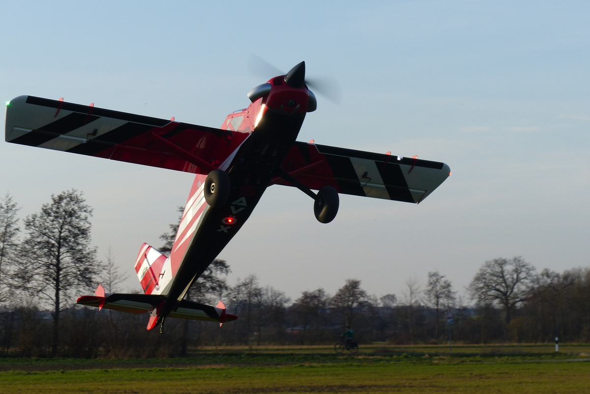 Rot-schwarzes Propellermodell im Flug beim Anfliegen 2024